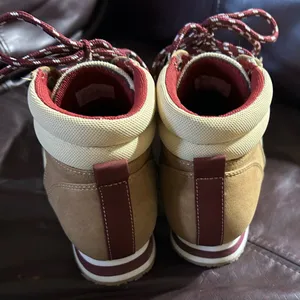 🏷️🏷️True craft hiking shoes women’s 7.5 thumbnail 4