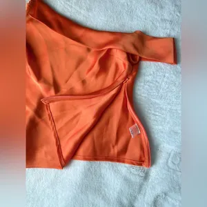 ASTR The Label Orange One Shoulder Top M Satin thumbnail 4