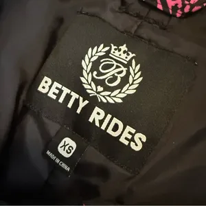 Betty rides Pink and‎ Black snowboarding, ski Pants size extra small women’s thumbnail 7