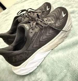 - Hoka One One Arahi 6 Black White Women Size 10B thumbnail 1
