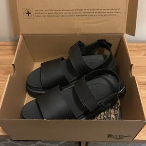 Dr. Martens x Urban Outfitters Voss‎ Black Hydro Leather Sandals thumbnail 8
