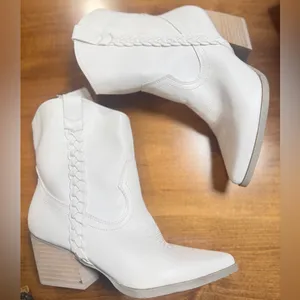 Dolce Vita Koolson White Western Ankle Booties Pointed Toe Leather Stacked heel thumbnail 2