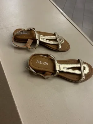 Metallic Silver T-Strap Sandals 8 1/2 Fashion thumbnail 2
