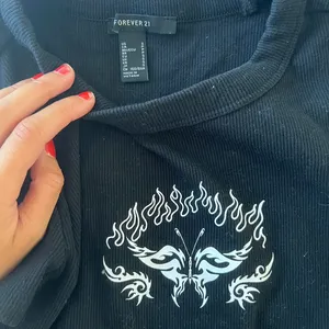 Forever 21 Black Crop Top Size Small Graphic thumbnail 2