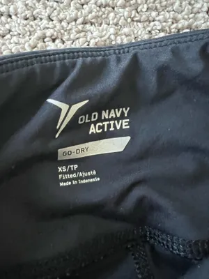 Old Navy black leggings with pockets and reflective stripes. Size: XS #activewear #leggings #fitness thumbnail 3