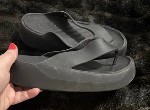 Crocs Black Getaway Sandals Platform Chunky Flip Flop Size 7 shoes thumbnail 1
