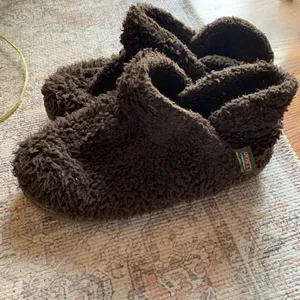 L.L. Bean Brown Women's Slippers Size 9 Winter Shoes Footwear Slip On Clothing thumbnail 2