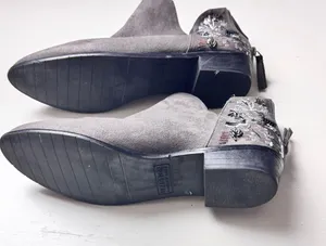 Kenneth Cole Women’s Gray Ankle Booties with Metallic Embellishments Sz 8.5 thumbnail 3