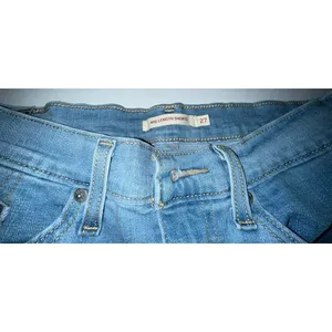 Levis Light‎ Wash Cuffed Jean Shorts Size 27 thumbnail 2