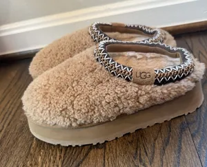 UGG Tazz Maxi Curly Chestnut Fur Slippers Womens Size 6 SOLD OUT thumbnail 1