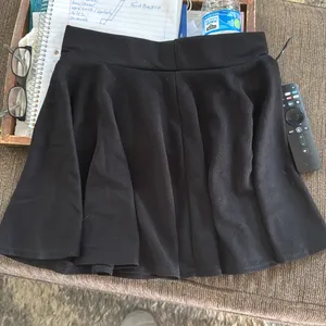 39. Elegant Black Women's Skirt Size M thumbnail 2