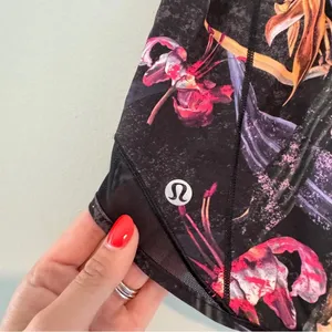 Lululemon Hotty Hot Low-Rise Lined Short 2.5" Veiled Floral thumbnail 6