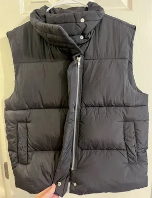 Black Puffer Vest Size M thumbnail 3