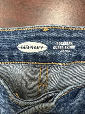 Old Navy Rockstar Low Rise Super Skinny Distressed Jeans Size 8 thumbnail 5