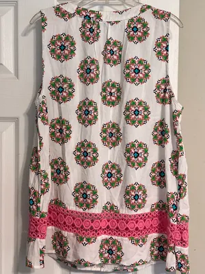 Crown & Ivy Pink Green Floral Print Pink Crochet Eyelet Trim Sleeveless Blouse M thumbnail 2
