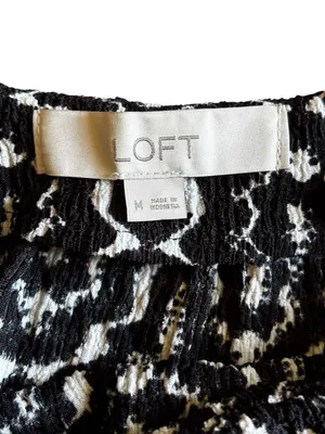 Loft Geometric Black/White Flutter Sleeve Print Top- Size M thumbnail 5