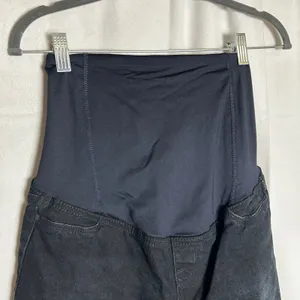 Isabel Maternity Raw Hem Full Belly Panel Dark Wash Bermuda‎ Jean Shorts Size 2 thumbnail 3
