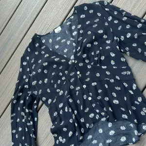 Aritzia‎ Wilfred Daisy Long Sleeve Top thumbnail 3