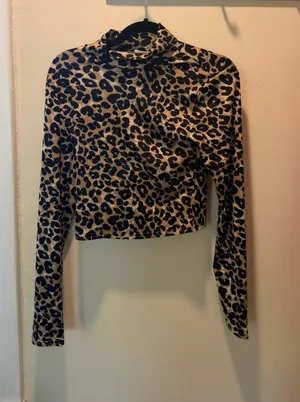 Vestique Cheetah Top thumbnail 1