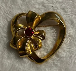 Vintage Gold Tone Avon Heart Brooch thumbnail 1