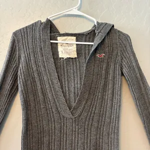 Hollister Y2K dark gray long sleeve hooded cable knit deep v-neck sweater small thumbnail 2