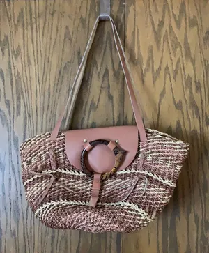 Vintage straw purse‎ with leather straps and wood detail thumbnail 1
