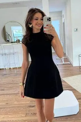 Bardot delphi hourglass mini dress in black thumbnail 1