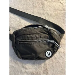 Vuori Unisex Hip Pack Waist Bag Army Green Adjustable Strap thumbnail 2