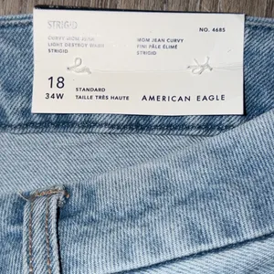 American Eagle Curvy Mom Jeans | Super High Rise | Light Wash Size 18 thumbnail 8