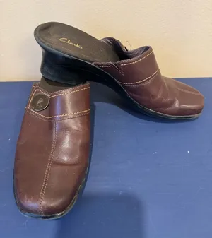 Clarks 8 M Women Brown‎ Leather Button Accent Clogs Mules Slip On Slides 8 M thumbnail 1