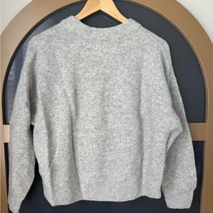 H&M Women’s Gray Sweater Size Medium thumbnail 8