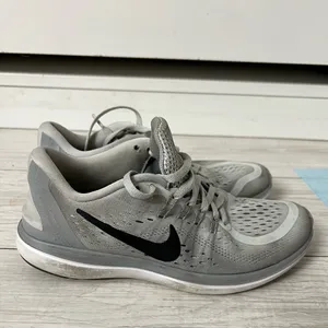 Nike Flex 2017 RUN woman’s Size 6.5 Pure Platinum Gray sneakers thumbnail 4