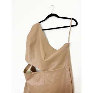NWT L'Agence Tan Brown Aliyah Cutout One-Shoulder Faux Leather Dress Size 18 thumbnail 8
