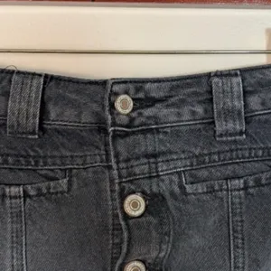 Free People - Faded Black Midnight Sun Mid Rise Denim Mini Skirt/Skort Size 25 thumbnail 13