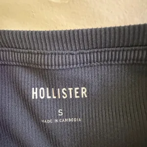 Hollister gray v-neck t-shirt thumbnail 3