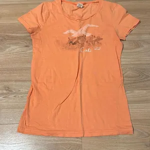 Hollister Women's 100%‎ Cotton t-shirt size large Cali '22 orange design thumbnail 1