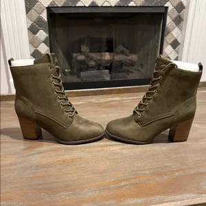 Journee‎ Collection Baylor Lace-Up Bootie Olive Faux Suede Block Heel Size 8 NIB thumbnail 2