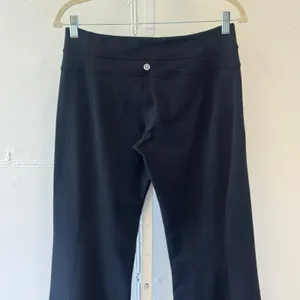 Lululemon Groove Pants Black Flare Yoga Pants Size 8 Reg Mid Rise Athleisure thumbnail 5