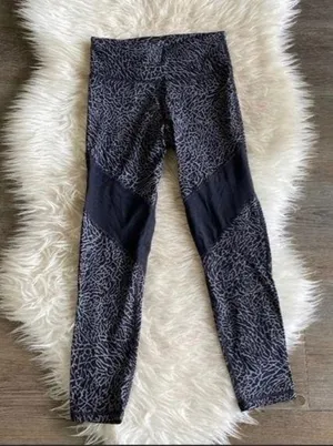Alo Varley leggings elephant print thumbnail 1