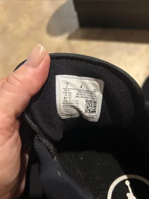 Nike Black and White Low-Top Athletic Sneakers thumbnail 7