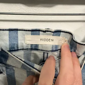 Hidden shorts! High-rise striped shorts purchased from the buckle women’s size 9 thumbnail 3