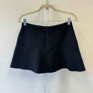 Zara Woman Black Ruffle Tiered Mini Skirt Size Medium Flounce Hem Hidden Zip thumbnail 2