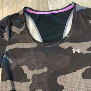 Under Armour Black and Gray Camo Athletic T-Shirt Size S thumbnail 4