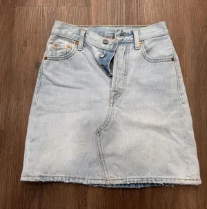 Levis Premium Womens Light Wash Denim Mini Skirt High Rise Raw Hem‎ Size 24 thumbnail 1