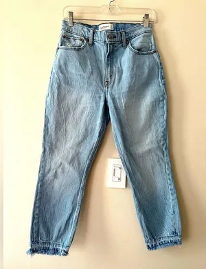 Abercrombie & Fitch 80s High Rise Mom Jeans Light Wash Waist 27” Ankle jeans thumbnail 2