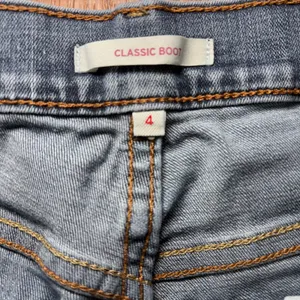 Levi's Classic Bootcut Jeans Medium Wash Raw Hem Womens Size 4 27x29 thumbnail 7