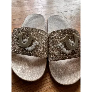 True Religion Keilani Slide Sandals Women Size 10 Gold Glitter Horseshoe‎ Logo thumbnail 2