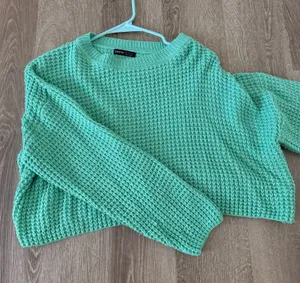 Lightweight green sweater thumbnail 1