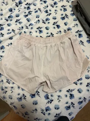 Lululemon Hotty Hot 2.5" Shorts thumbnail 2