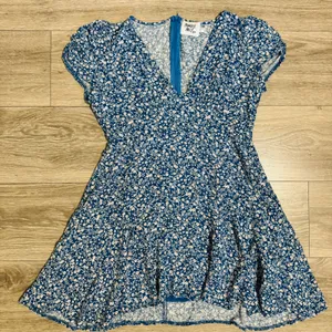 Princess Polly Blue Floral‎ V Neck Mini Dress Short Sleeve Flounce Hem Size 6 thumbnail 8